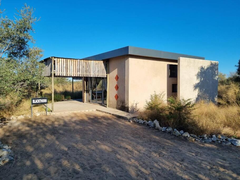 Khemsbok Hackberry House Black Thorn Cottage, Off Grid מראה חיצוני תמונה