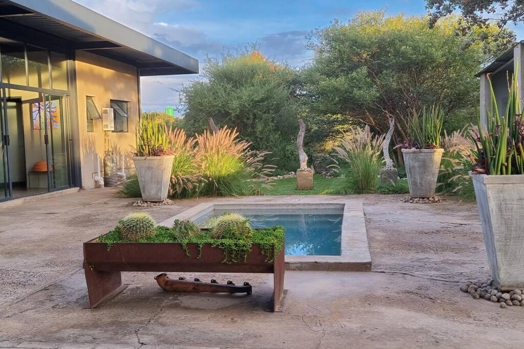 Khemsbok Hackberry House Black Thorn Cottage, Off Grid מראה חיצוני תמונה